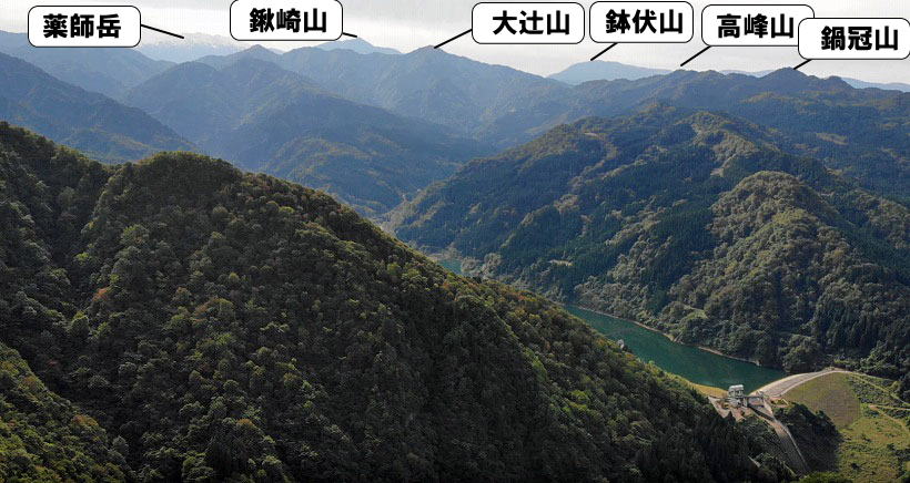 笠尻山ドローン景観より上市川第二ダムと富山の低山
