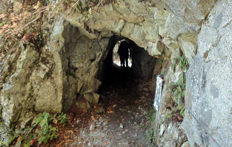 写真による水平歩道より蜆谷のトンネル